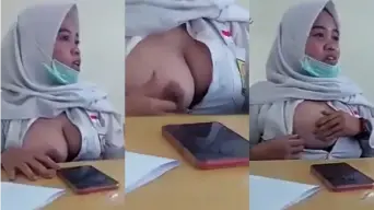 SMA Hijab Tobrut Pamer Tetek di Kelas