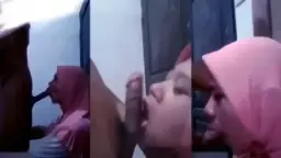 Pembantu Jilbab Nyepong Sampai Keluar